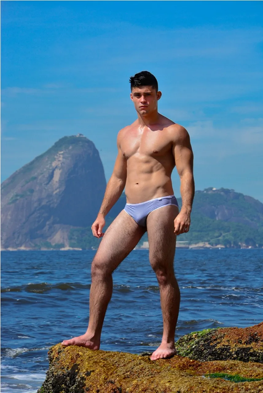 Bulging Portfolios: How Models Showcase Their Assets and Leave Little to the Imagination