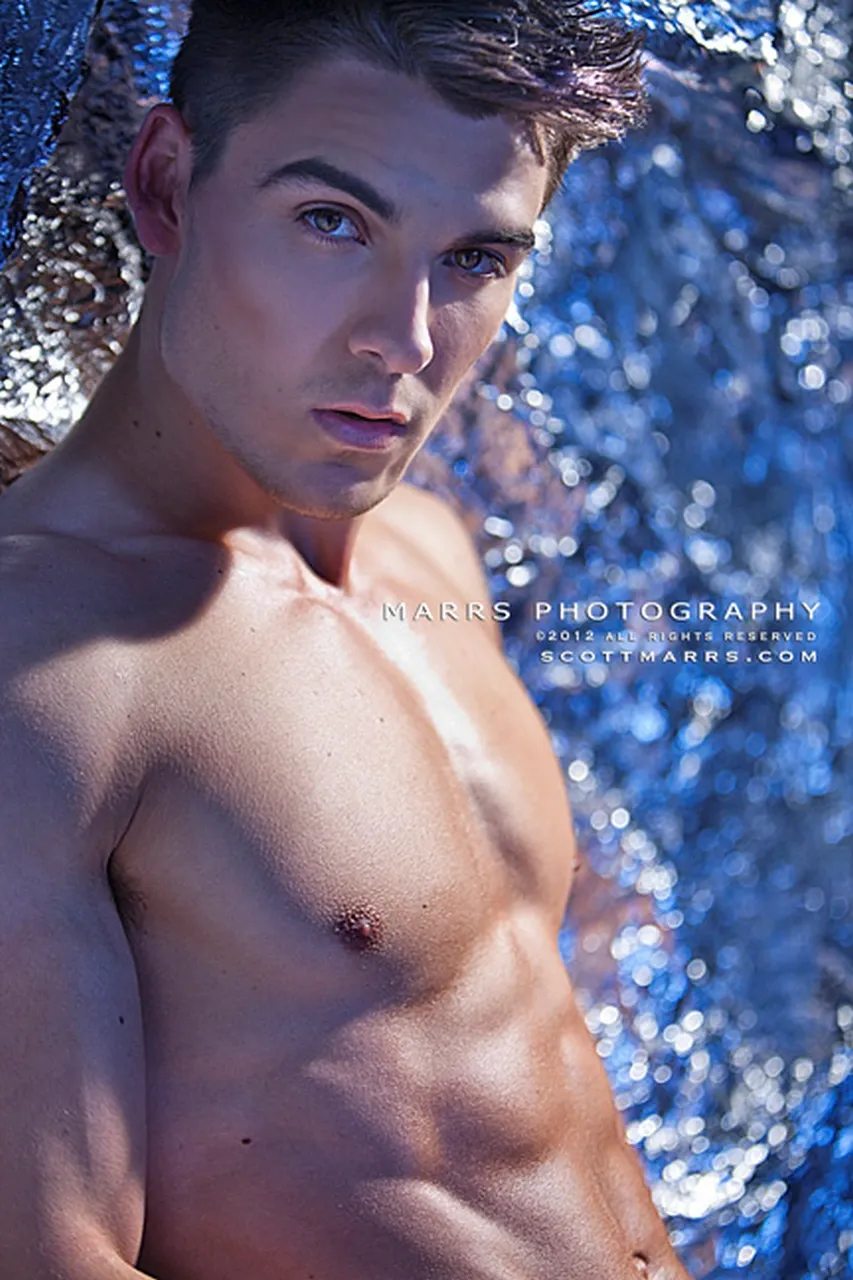 Throbbing Gym Bulges: Fitness Meets Flirtatious