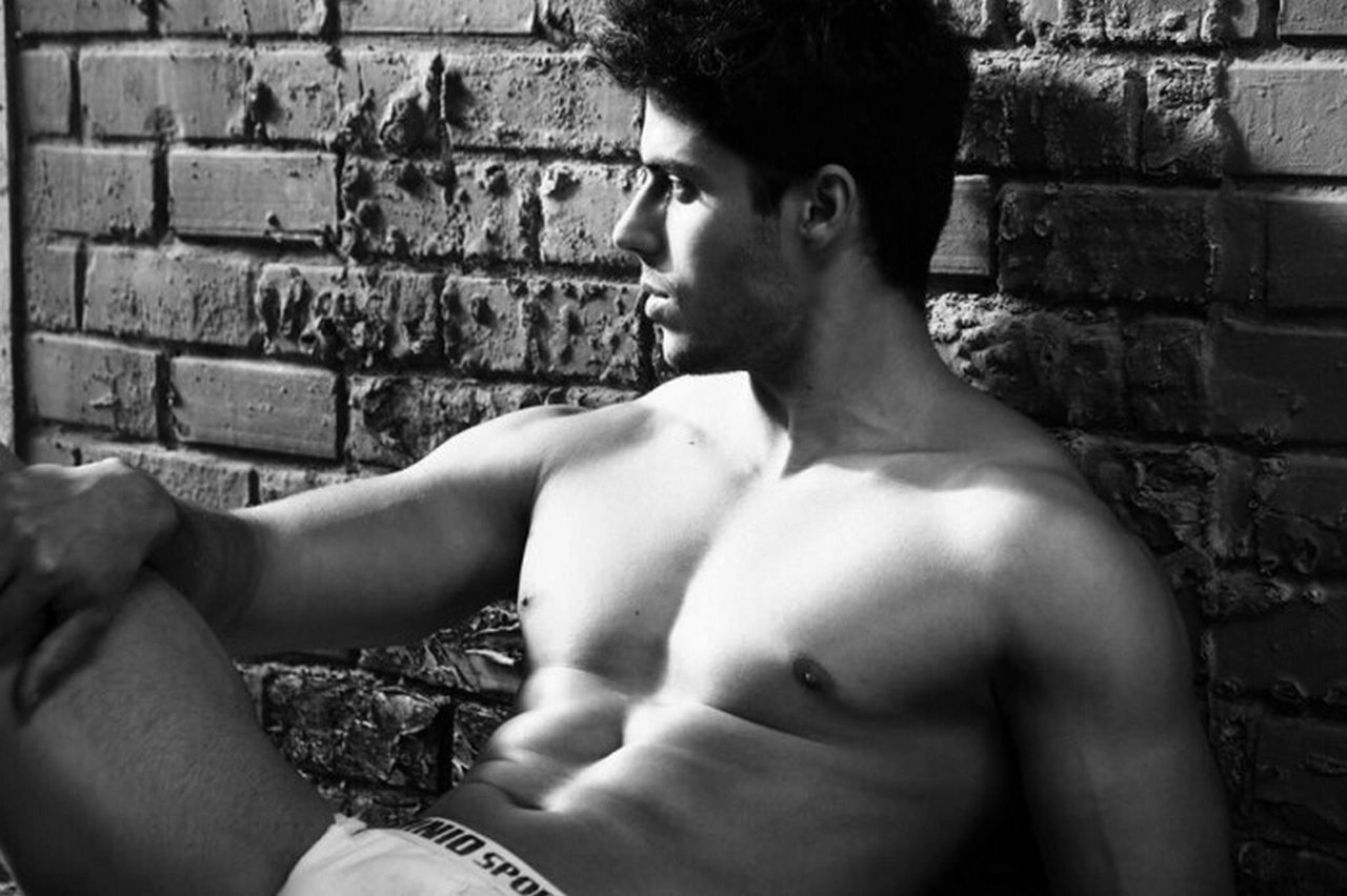 From Soft Bulge to Full Mast: Spotting the Most Arousing Package Shots