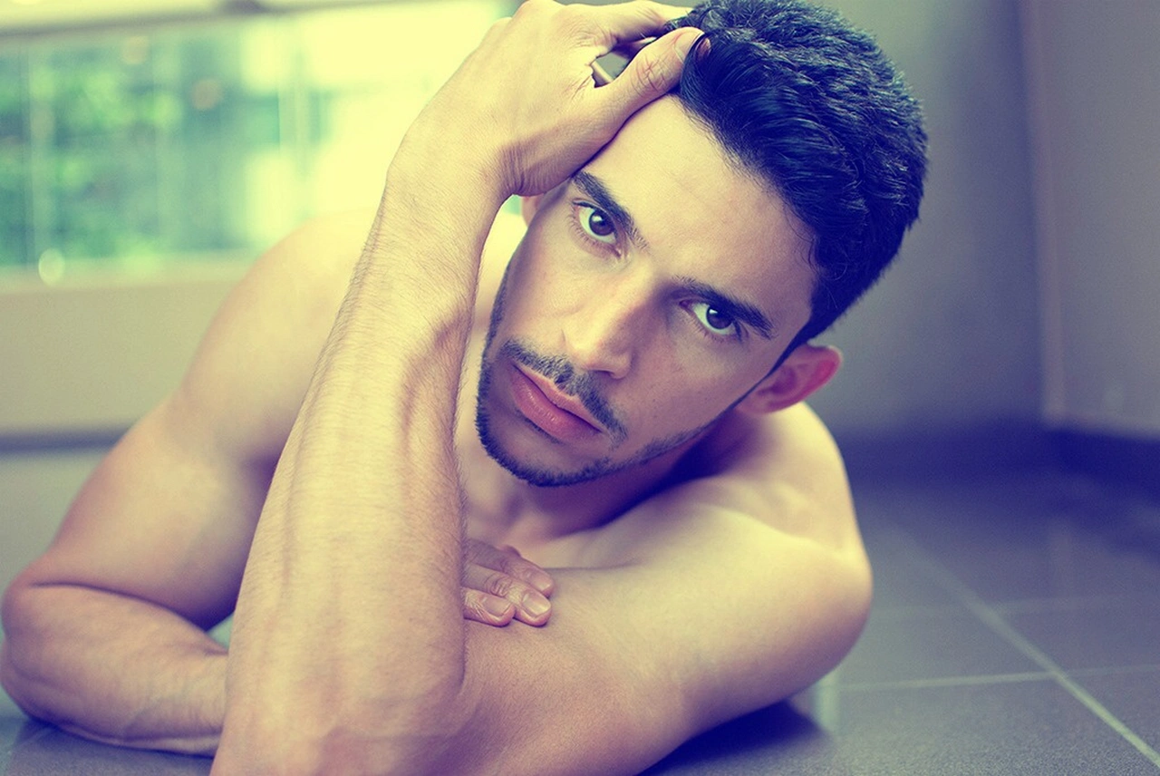 Crafting the Perfect Thirst Trap: How to Showcase a Throbbing Bulge with Maximum Impact