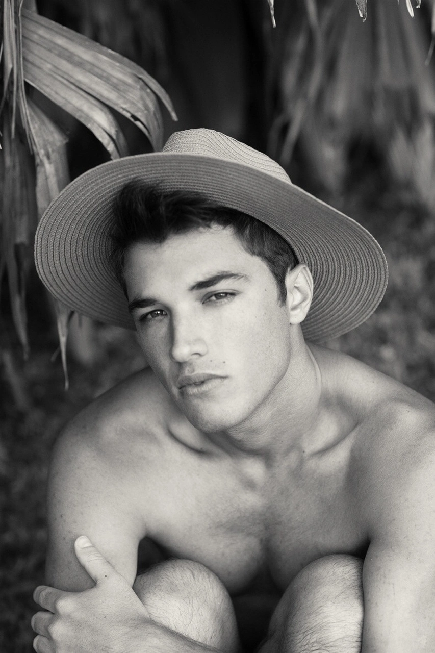 Thirst-Quenching Speedo Bulges: A Visual Feast