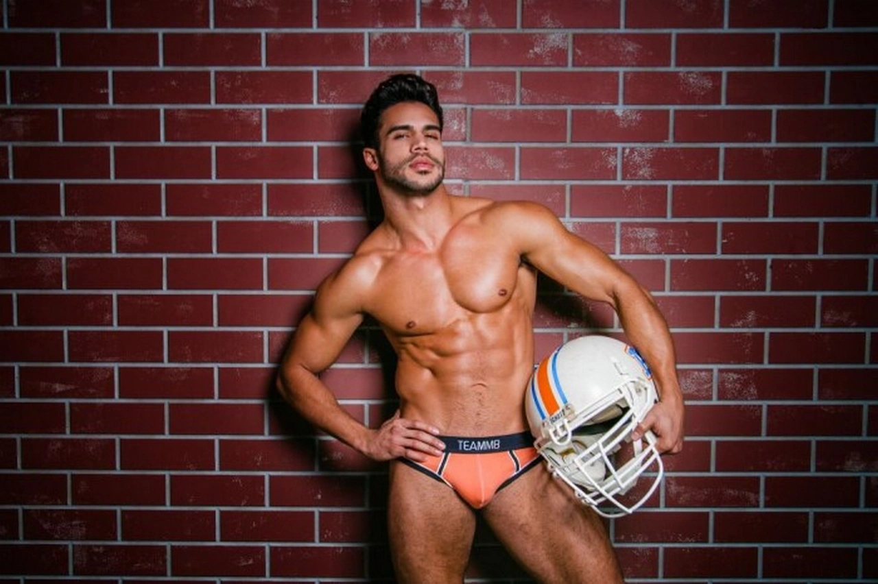 Unzipping Desire: The Most Revealing Bulge Pics and Their Irresistible Allure